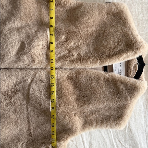 Fabulous faux fur vest with pockets!  The perfect fall/winter layer! - Picture 6 of 7